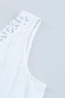 Дамски топ в бяло с бродирани цветя