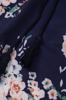 Дамска блуза в тъмносиньо с принт на цветя
