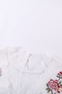 Дамски памучен топ в бяло с бродирани цветя
