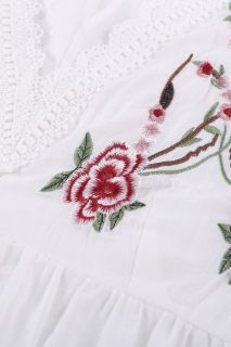 Дамски памучен топ в бяло с бродирани цветя