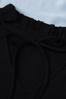 Дамски блуза в черно с къс ръкав и принт на точки
