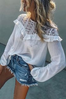 Дамска блуза в бяло с дълъг ръкав и къдрички