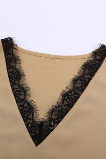 Дамска блуза в бежово с дълъг ръкав и дантела