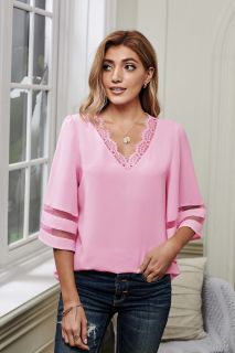 Дамска блуза в розово с 3/4 широки ръкави и ефектна дантела