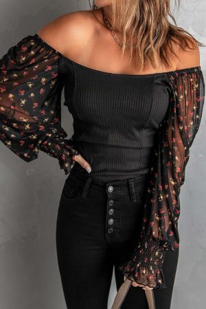 Дамска блуза в черно с ефектни дълги ръкави на цветя