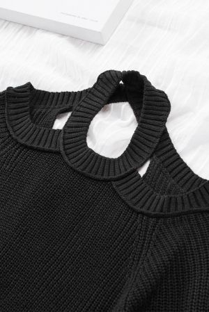 Дамски пуловер в черно с ефектен гръб