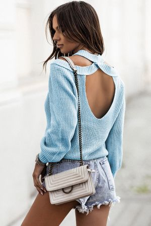 Дамски пуловер в светлосиньо с ефектен гръб
