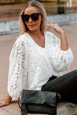 Дамска дантелена блуза в бяло с принт на цветя