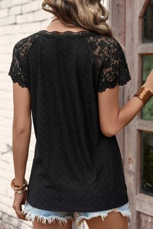 Дамска блуза в черно с къс ръкав и ефектна дантела