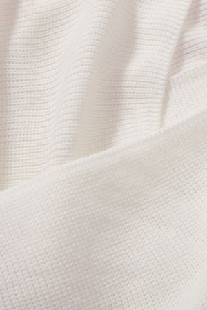 Дамска плетена блуза в бяло с V-образно деколте, изрязан гръб и дантелени ръкави