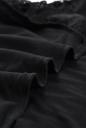 Дамска блуза в черно с къс ръкав и ефектна бродерия