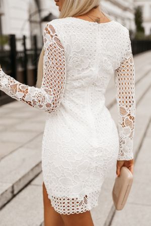 Елегантна дамска рокля в бяло с дълъг ръкав