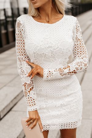 Елегантна дамска рокля в бяло с дълъг ръкав