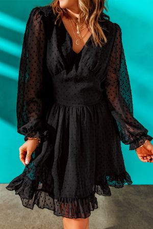Елегантна дамска рокля в черно с дълъг ръкав и принт на точки