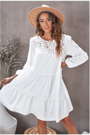 Дамска рокля в бяло с дълъг ръкав и бродерия