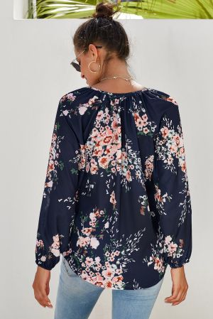 Дамска блуза в тъмносиньо с принт на цветя