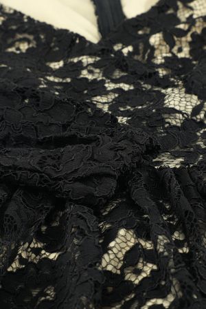 Дантелена дамска рокля в черен цвят, с дълъг ръкав и V-образно деколте