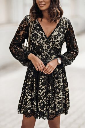 Дантелена дамска рокля в черен цвят, с дълъг ръкав и V-образно деколте