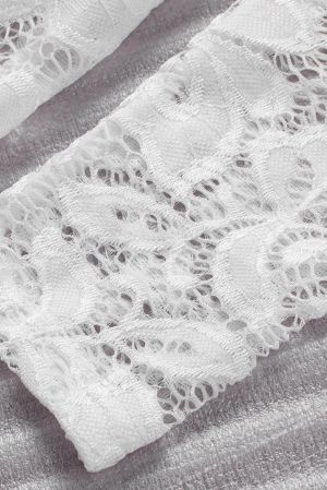 Дамска дантелена блуза в бяло с ефектно деколте