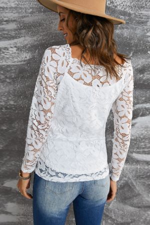 Дамска дантелена блуза в бяло с ефектно деколте