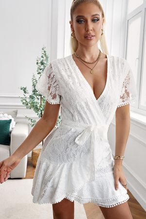 Дамска къса дантелена рокля в бяло, с колан и V-образно деколте