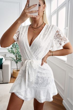 Дамска къса дантелена рокля в бяло, с колан и V-образно деколте
