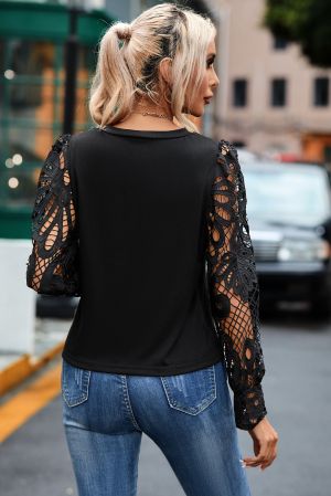 Дамска блуза в черно с дълги ефектни ръкави