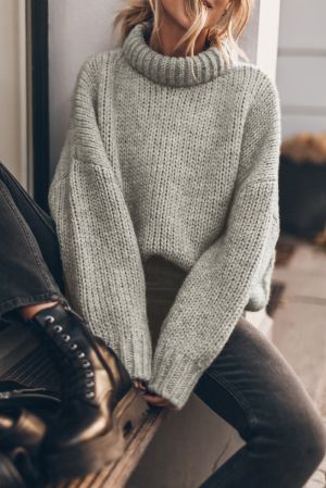 Дамски пуловер в сиво с обемна поло яка