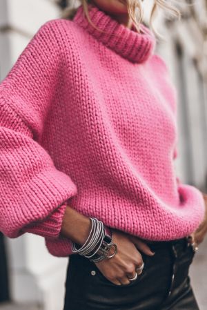 Дамски пуловер в розово с обемна поло яка