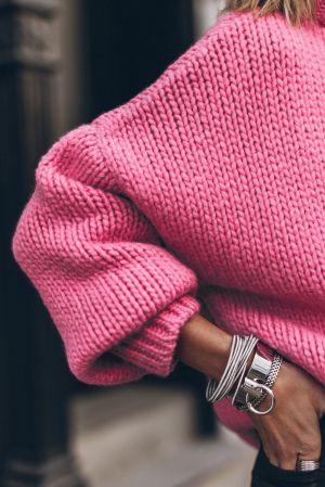 Дамски пуловер в розово с обемна поло яка