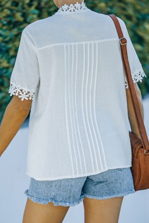 Дамска риза в бяло с къс ръкав и ефектна бродерия