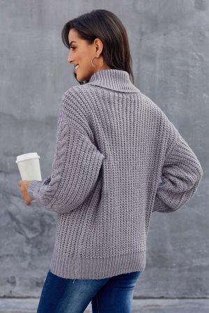 Дамски пуловер в сиво с обемна поло яка