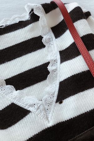 Дамски пуловер на райе в черно и бяло