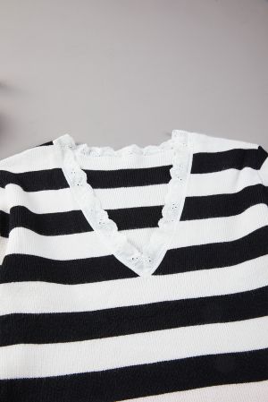 Дамски пуловер на райе в черно и бяло
