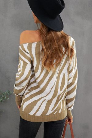 Дамски пуловер в бежов цвят със зебра принт и голо рамо