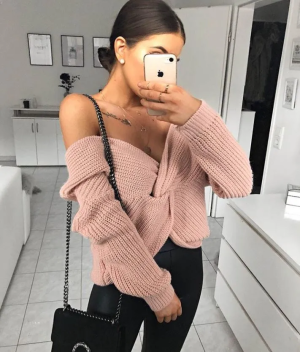 Дамски розов пуловер с ефектен възел