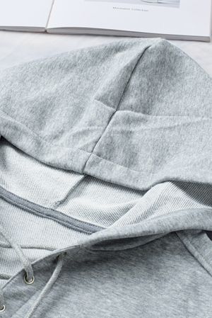 Дамски суичър в сив цвят, с качулка и ефектно деколте с връзки
