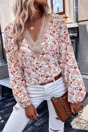 Дамска блуза с флорален принт и ефектно деколте