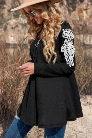 Дамска блуза в черно с дълги ръкави с бродерия и деколте с цип