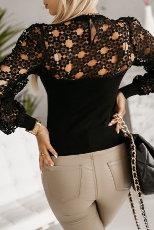 Дамска блуза в черно с ефектна бродерия с флорален мотив