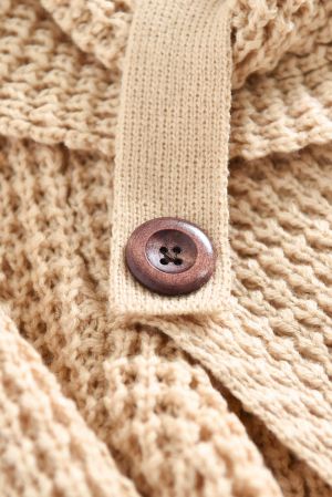Дамски пуловер в бежово с ефектни копчета