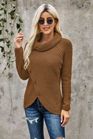 Дамски пуловер в кафяво с ефектни копчета