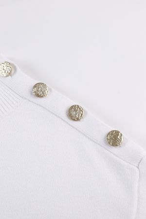 Дамски пуловер в бяло с ефектни копчета и райе