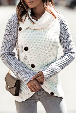 Дамски пуловер в бяло и сиво с ефектни копчета