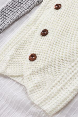 Дамски пуловер в бяло и сиво с ефектни копчета