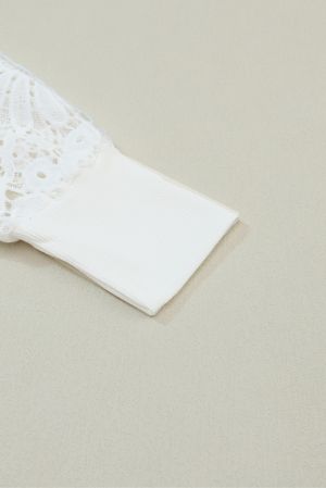 Дамска блуза в бяло с ефектно деколте и бродирани ръкави