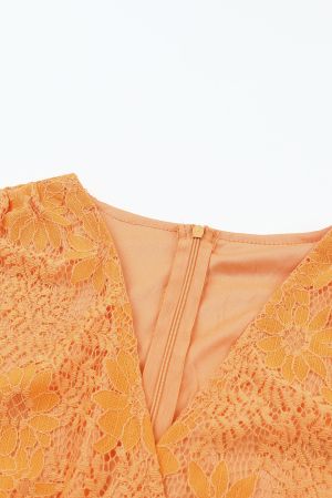 Дамска къса дантелена рокля в оранжево, с колан и V-образно деколте