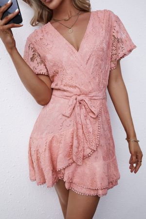 Дамска къса дантелена рокля в розово, с колан и V-образно деколте