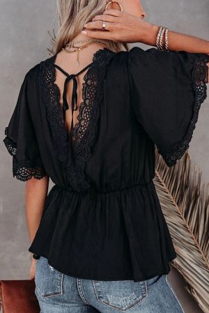 Дамска блуза в черно с къс ръкав, бродерия и ефектен гръб