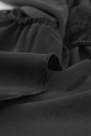 Дамска блуза в черно с къс ръкав, бродерия и ефектен гръб